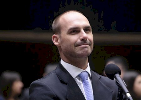 Eduardo Bolsonaro sugeriu ação dos EUA com porta-aviões em Brasília um dia antes de operação da PF