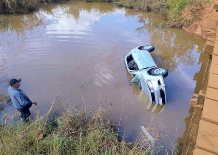 Acidente trágico na MS‑141: mãe e filha morrem após carro cair em vazante do Rio Ivinhema
