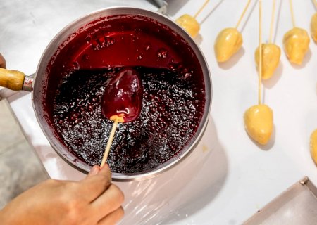 Conselho de odontologia emite alerta sobre riscos do morango do amor para a saúde bucal