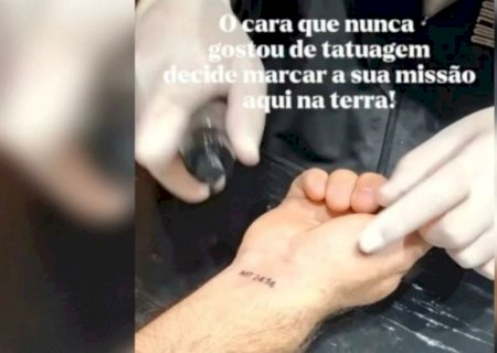 Pastor se defende de críticas após sessão de tatuagem em igreja