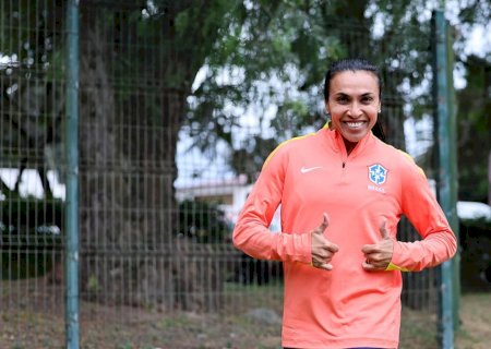 Marta diz viver um dia por vez no futebol e reflete sobre Copa de 2027: 'É muito cedo dizer se vou jogar'