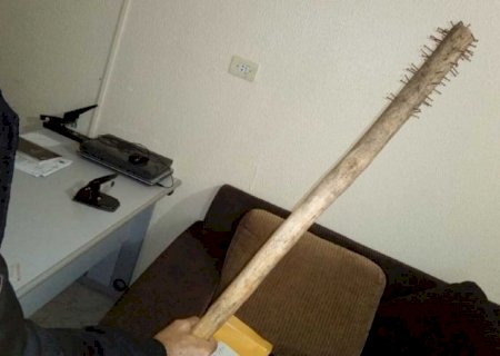 Adolescente agride homem com porrete cheio de pregos em  MS
