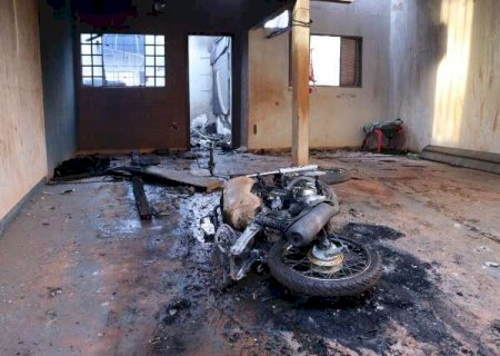 Briga de casal termina com residência e moto destruídas por incêndio