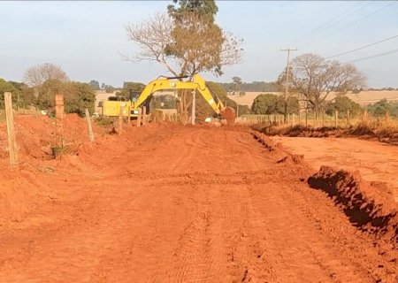 Obra na estrada BAT-050 avança em Batayporã com a conclusão do primeiro quilômetro