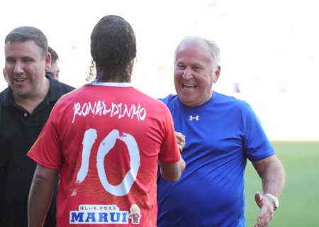 Zico realiza Jogo das Estrelas no Japão e reúne craques como Ronaldinho e Seedorf