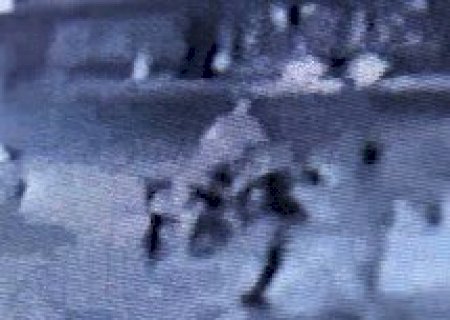 Câmera flagra momento em que homem é esfaqueado durante briga em conveniência