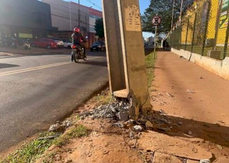 Embriagado, homem bate em poste e esposa tenta assumir responsabilidade