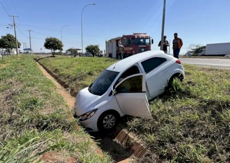 Onix é lançado para fora da pista após colisão com Corolla na BR-267