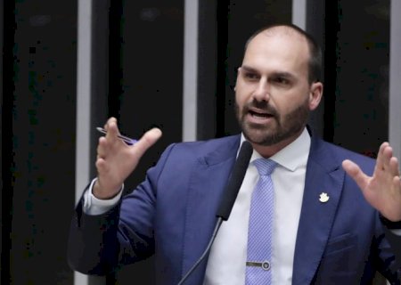 É estar com Moraes ou com o Brasil, diz Eduardo após sanção ao ministro