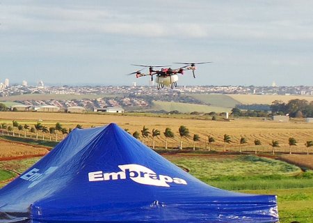 Drones 'conquistam' as lavouras e transformam a pulverização no campo