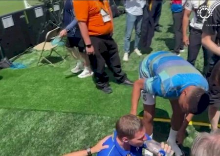 Mbappé ajuda voluntário da Fifa atingido por bolada durante aquecimento do Real Madrid