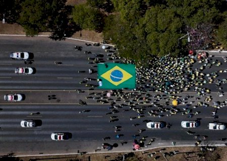 Apoiadores de Bolsonaro fazem ato em Brasília após tornozeleira