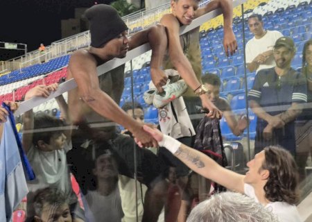 Torcedor do Corinthians chora ao ganhar chuteira de Cássio, do Cruzeiro: 'Obrigado por 2012'