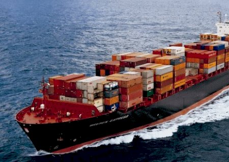 Sobretaxa imposta pelos EUA isola Brasil, agrava crise econômica e desafia diplomacia