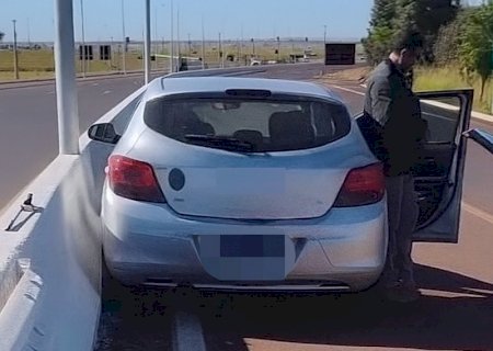 Mulher morre ao volante e carro colide contra mureta em Dourados