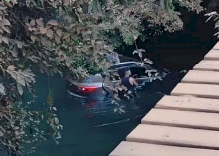 Motorista perde o controle e carro cai de ponte sobre o Rio Nonito