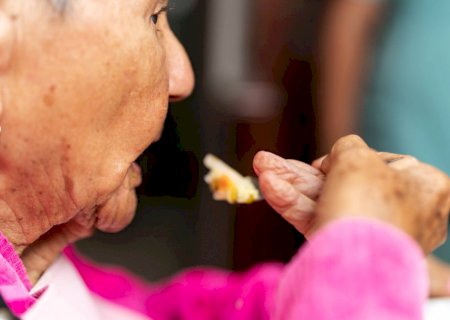 Disfagia, a dificuldade para engolir comum em idosos, não deve ser banalizada como 'coisa da idade'