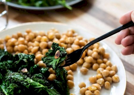 Quais vitaminas são essenciais para a saúde e quais alimentos oferecem a maior variedade?