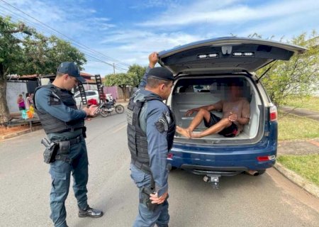 Motorista bêbado atropela motociclista, volta para buscar para-choque e acaba preso