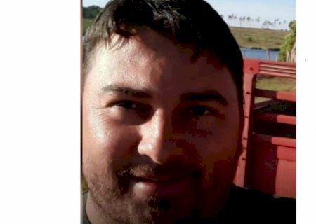 Motociclista morre ao bater em caçamba com entulhos