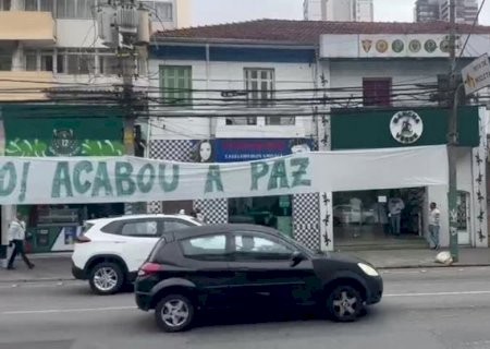 Torcedores do Palmeiras protestam com nova faixa: 'Acabou a paz'