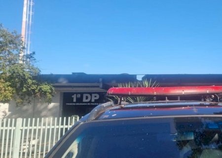 Mulher é esfaqueada pelo companheiro e foge com filha de 3 anos para pedir socorro em oficina