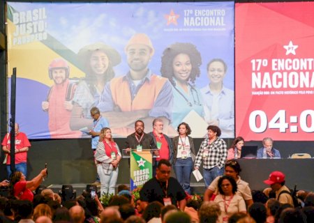 PT adota cores da bandeira, anuncia ofensiva contra Eduardo Bolsonaro e diz que Brasil ‘não é quintal dos EUA’