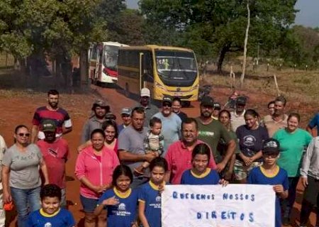 Pais de estudantes protestam para evitar troca de escola a 60 km de casa