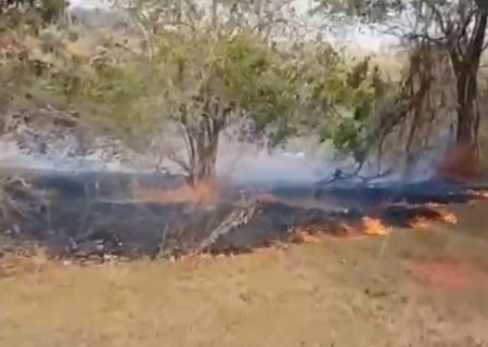 Sademat e Corpo de Bombeiros controlam incêndio em área rural próxima ao Córrego Escondido