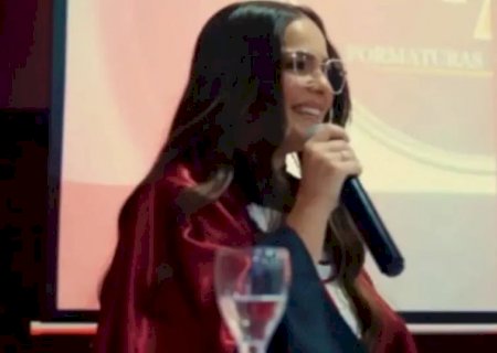Formanda prega Jesus na cerimônia: ‘Morreu por você’