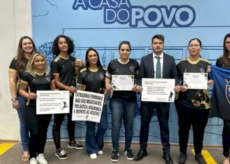 Time feminino de MS recusa jogo contra atleta trans