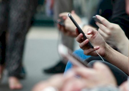Veto a celular nas escolas leva 80% dos alunos a prestar mais atenção nas aulas
