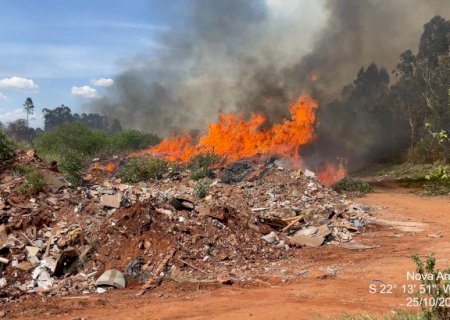 Incêndio em Nova Andradina: Fogo que começou à noite se alastra no antigo lixão
