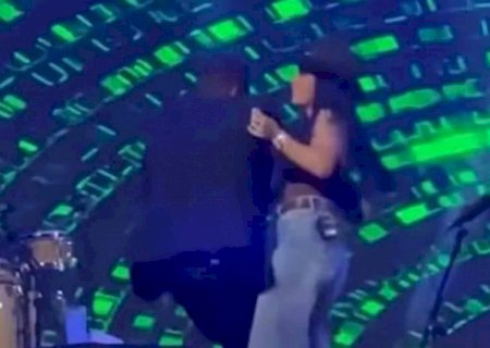 De surpresa, Ana Castela solta a voz e dança com Leonardo em show: Modão com o sogro