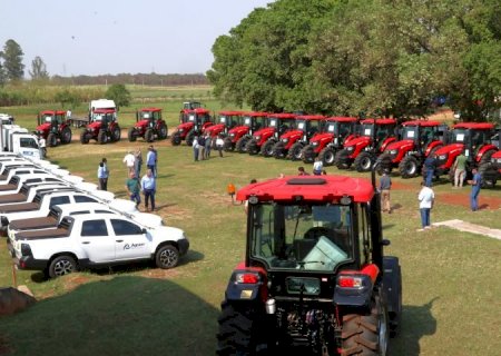 Para melhoria da agricultura familiar em 20 municípios, Governo de MS entrega equipamentos