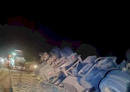 Carreta tomba na MS-480 em Anaurilândia e carga se espalha pela pista