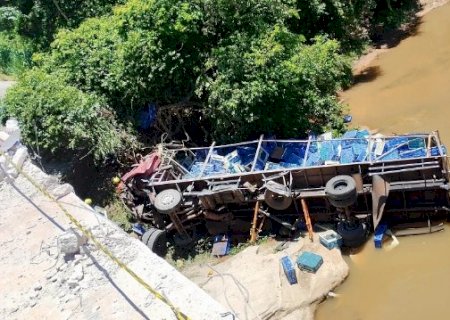 Caminhoneiro morre após caminhão cair em rio às margens da BR-163