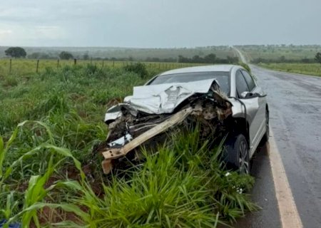 Criança fica ferida após carro bater contra bitrem em Mato Grosso do Sul