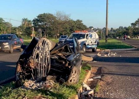 Motorista perde controle da direção e derruba poste sobre carro