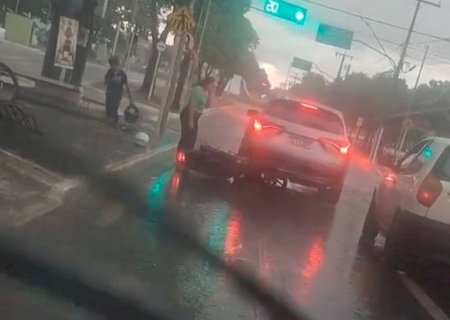 Motorista vai embora após mulher colidir na traseira de veículo e cair com criança no centro de Nova Andradina
