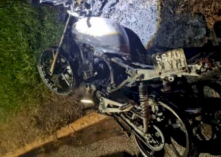Após queda, jovem fica preso na moto em chamas e é salvo por populares em Vicentina