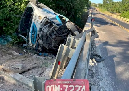 Caminhão despenca de ponte e motorista fica preso às ferragens
