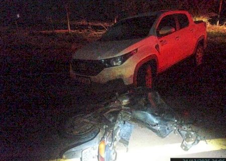 Idoso morre após motocicleta Biz ficar destruída ao bater em picape