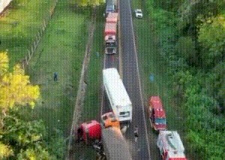 Batida entre três carretas e Jeep deixa uma pessoa morta na BR-163