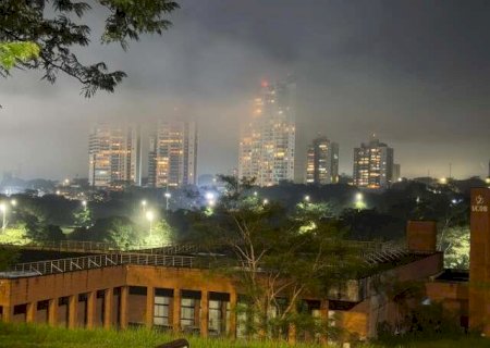 Depois da chuva, nevoeiro cobre Campo Grande