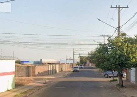 Auxiliar de marceneiro é socorrido inconsciente após ser esfaqueado