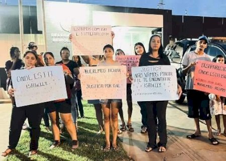 Mãe de adolescente desaparecida há 55 dias faz manifesto em frente à delegacia