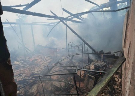 Menino de quatro anos morre em incêndio que destruiu casa de madeira na fronteira