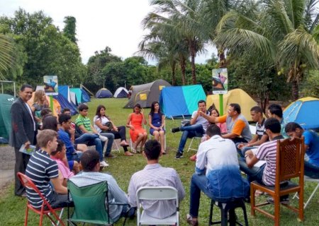 Igrejas realizam retiros espirituais e atraem quem deseja ficar longe do carnaval