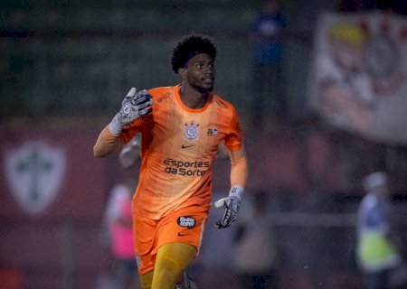 Hugo Souza, do Corinthians, é alvo de ofensas racistas de torcedores da Portuguesa no Canindé